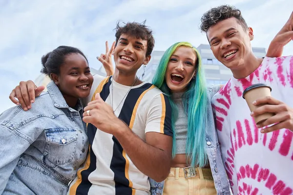 Trendy millennial mensen lachen hardop en poseren voor de camera — Stockfoto