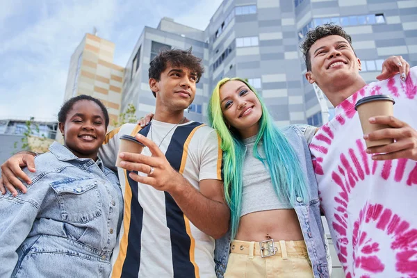 Les filles et les gars debout avec du café en ville — Photo