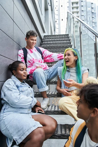 Vrienden zittend op metalen trappen en rustend — Stockfoto