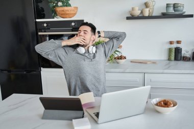 Ev ofisteki dizüstü bilgisayarla çalışırken kulaklıkta esneme desteği