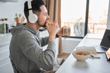 Memleketten başarılı bir iş çıkarırken kendine güveni tam bir serbest çalışan kahvaltıya sevinir.