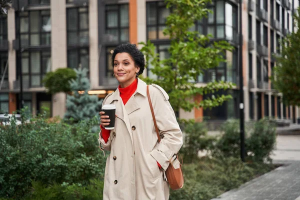 Frau tritt zu etwas Verschleiß und trinkt ihren Morgenkaffee, während sie sich ruhig fühlt — Stockfoto