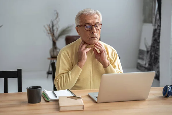 Ältere Mann mit Video-Anruf Konsultation mit Arzt während sprechen — Stockfoto