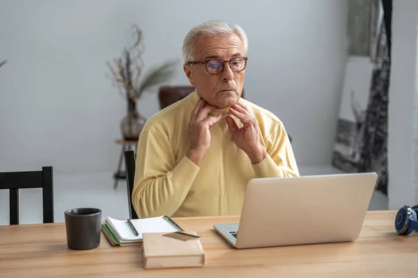 Homme mûr ayant la consultation d'appel vidéo avec le médecin tout en parlant — Photo