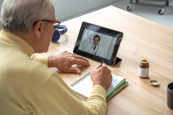 Caucasian male therapist sharing information and provide support at the video conference — Stock Photo, Image