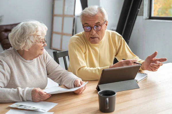 Couple âgé inquiet vérifier les factures à l'aide d'un ordinateur tablette — Photo
