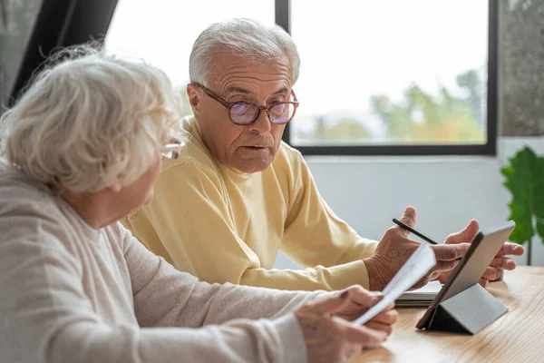 Gammal gråhårig par chatta med varandra med allvarliga uttryck — Stockfoto