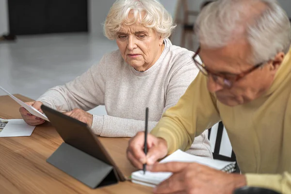 Förste man och hustru betalar räkningar på nätet — Stockfoto