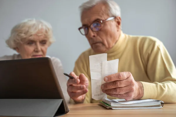 Budget de planification, remboursement ou approbation hypothécaire concentré pour les couples de personnes âgées — Photo