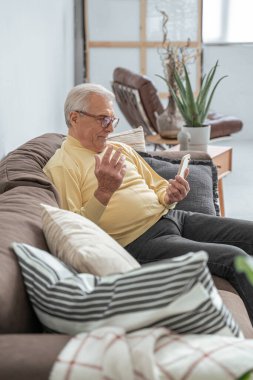 Büyükbabam evde biriyle internetten konuşuyor.