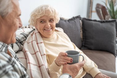 Mutlu adam ve kadın otururken gülümserken tatlı anları hatırlıyorlar.