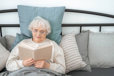 Evde eğlenen olgun bir kadın.