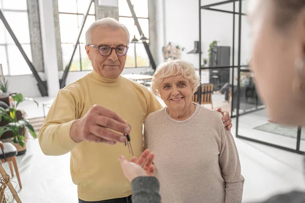Portret uitzicht op de pensionering gelukkig paar krijgen sleutels van hun nieuwe huis — Stockfoto
