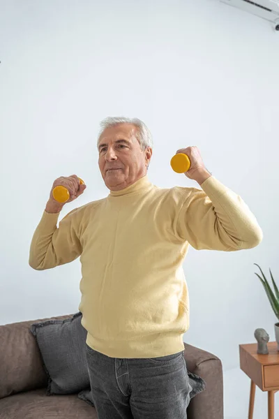 Mann führt gesunden Lebensstil und bleibt im Alter jung, während er Fitnessaktivität ausübt — Stockfoto