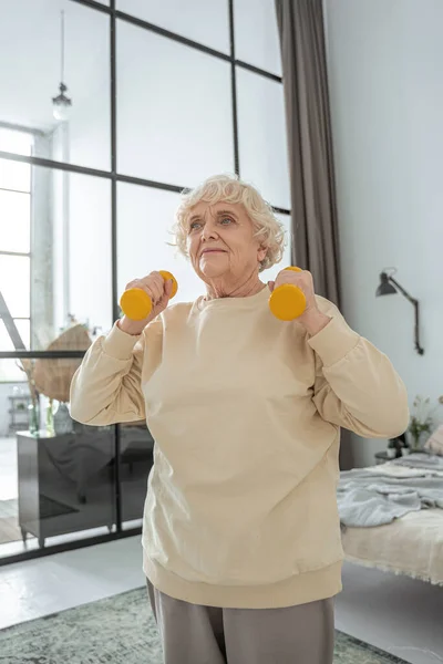 Fröhliches aktives kaukasisches Frauentraining mit Hanteln — Stockfoto