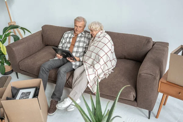 Volwassen vrouw en man kijken naar de foto in frame terwijl het verbinden met elkaar — Stockfoto