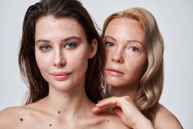 Mutlu kadın modeller kameraya bakıyor.