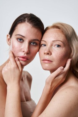 İki çıplak ve hassas kadın poz verirken birbirlerine yapışıyorlar.