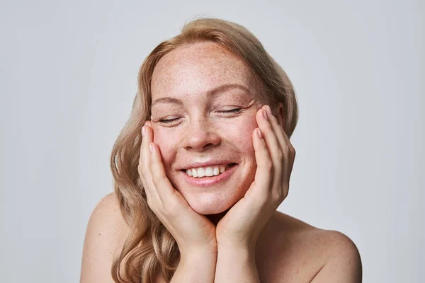 Ευτυχισμένη γυναίκα με γυμνούς ώμους να γελάει με κλειστά μάτια — Φωτογραφία Αρχείου