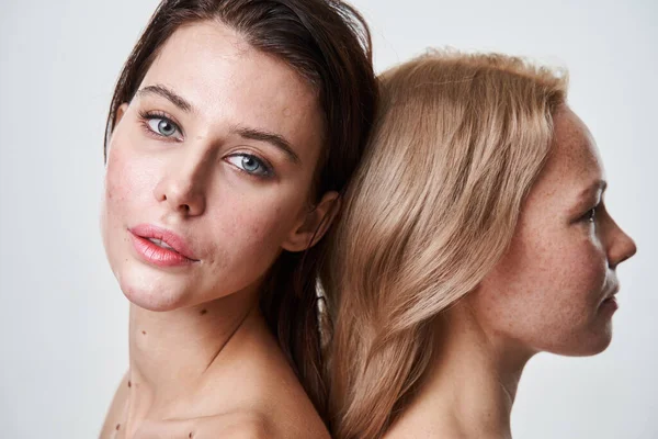 Zwei attraktive nackte, zarte Frauen, die sich beim Posieren miteinander verbinden — Stockfoto