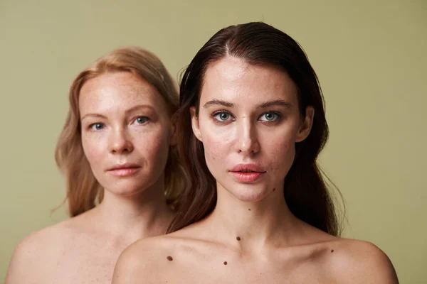 两个不同的女人赤身裸体站在后面 — 图库照片