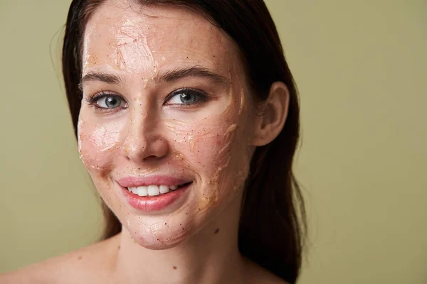 Mujer con máscara en la cara de imperfecciones de la piel sonriendo felizmente —  Fotos de Stock