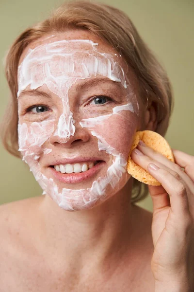 Fiatal nő eltávolítása hidratáló maszk kozmetikai pad — Stock Fotó
