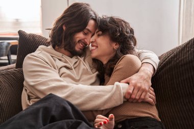 Güzel eşler birbirine bağlanır ve gülümserler.