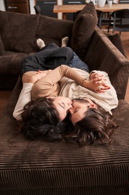 Birbirlerine sevgiyle bakan bir çift.