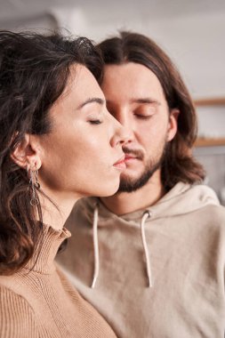 Dairede duran ve kameraya poz veren çift.