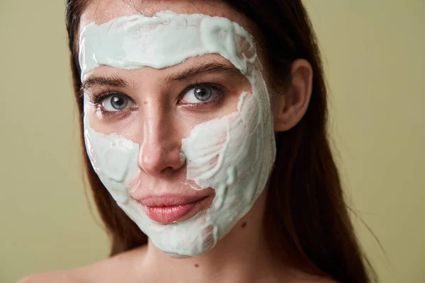 Μισόγυμνη γυναίκα με πήλινη μάσκα στο πρόσωπο και απολαμβάνοντας απαλότητα — Φωτογραφία Αρχείου