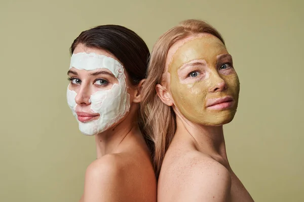 Wanita dengan masker wajah setelah mandi melihat kamera terisolasi — Stok Foto