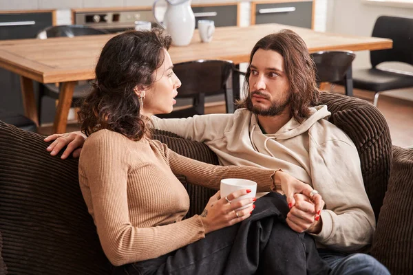 Жінка спілкується зі своїм коханим чоловіком вдома — стокове фото