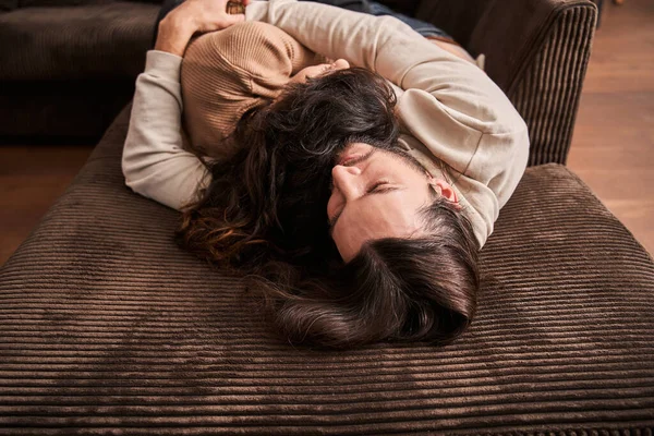 Pár kötődés, miközben pihentető feküdt kanapén — Stock Fotó