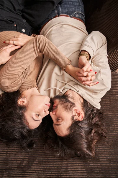 Couple relax on comfortable couch at home — Stock Photo, Image