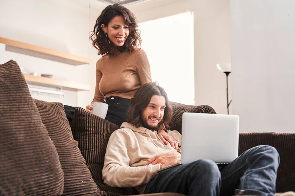 Ehepaar verbringt Urlaubszeit mit Laptop — Stockfoto