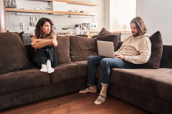 Kvinna sitter med pojkvän och tittar bort medan du känner dig deprimerad — Stockfoto