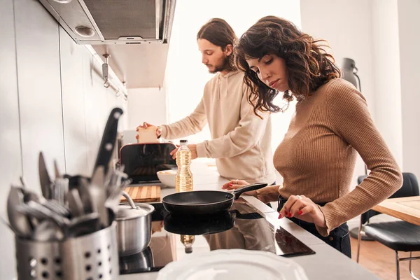 Par matlagning middag i köket hemma — Stockfoto