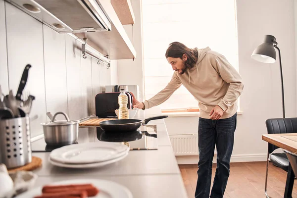 Man preparing to making toasts while doing breakfast — Stock Photo, Image