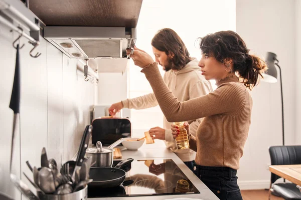Par matlagning middag när du står i köket hemma — Stockfoto