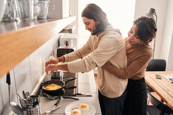 Millennial nygifta förbereder måltid tillsammans hemma — Stockfoto
