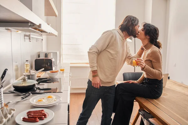 Ungt par matlagning tillsammans i köket hemma — Stockfoto