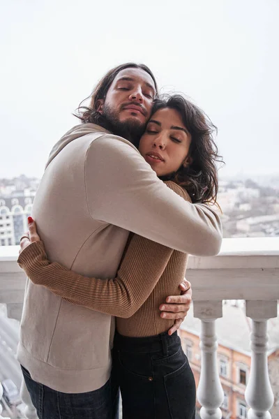 Romantický pár objímání s láskou na balkóně — Stock fotografie