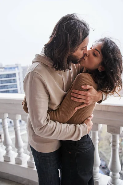 Pasangan ikatan satu sama lain dan menyentuh bibir — Stok Foto