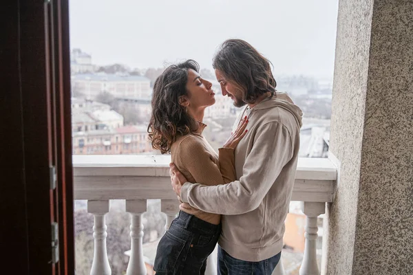 Couple are bonding to each other on the balcony — Stock Photo, Image