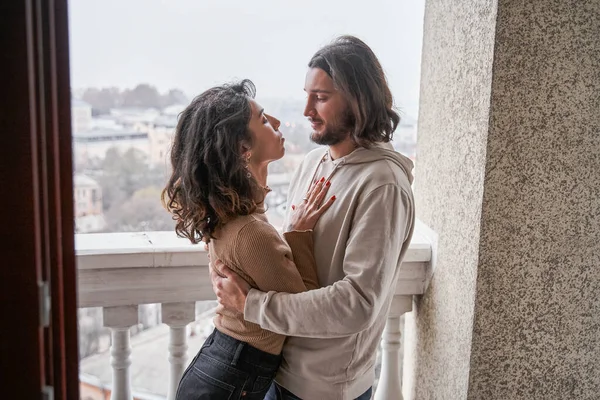 Femme embrassée par son homme au balcon — Photo