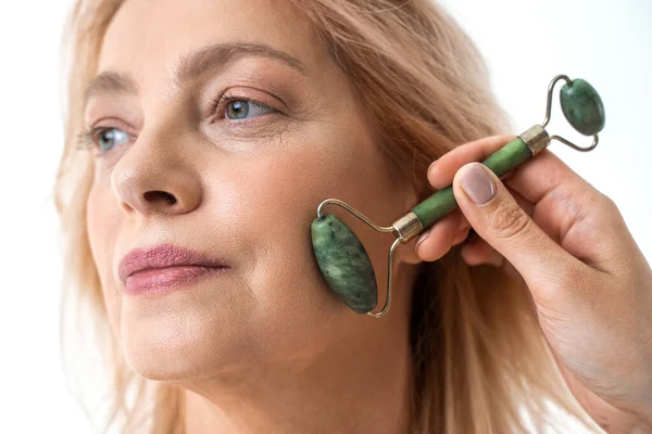 Retiro mujer masaje facial piel con rodillo de jade natural — Foto de Stock