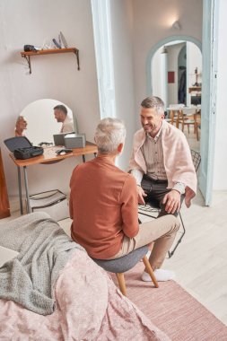 Neşeli adam babasıyla otururken komik bir şey hatırlıyor.