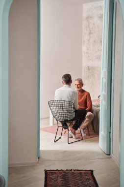 Baba ve oğul hafta sonu boyunca oturma odasında konuşuyorlar.