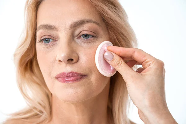 Mujer bastante mayor quitándose el maquillaje con esponja de algodón — Foto de Stock